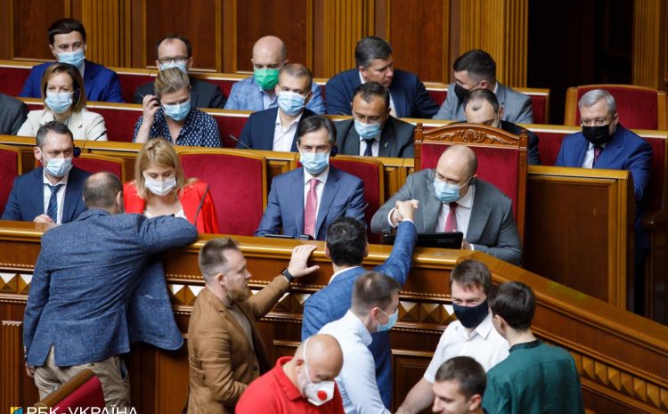  В Украине — еще одно громкое антикоррупционное дело. Обвинения вновь грозят соратникам Владимира Зеленского Следователи выявили схему подкупа депутатов Верховной Рады. Среди подозреваемых — парламентарии из «Слуги народа»