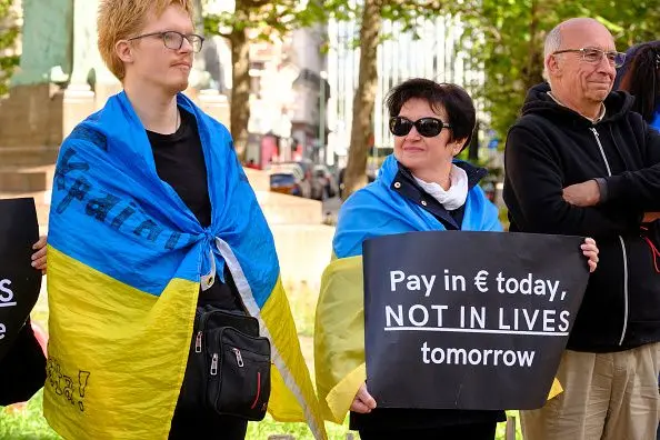 На митинге в Брюсселе украинцы призывают европейцев не прекращать помощь Украине — «заплатить сейчас в евро, чтобы потом не платить жизнями»