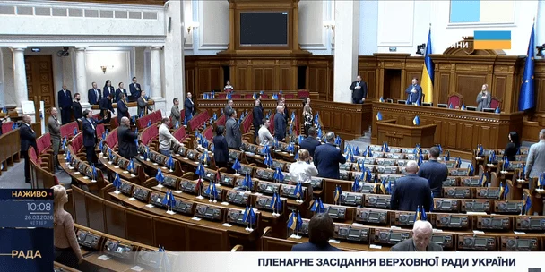 А это уже полупустой сессионный зал во время начала пленарного заседания 26 марта / © Рада