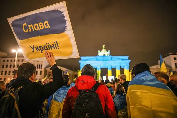 Митинг в поддержку Украины в Берлине в феврале 2026 года: за четыре года войны внешний вид участников несколько изменился