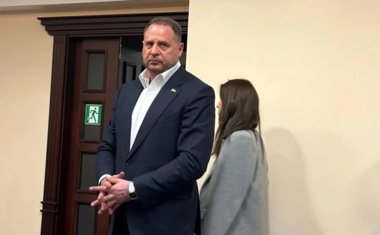  Четыре дипломатических паспорта Ермака: Сибига ответил, сколько паспортов можно иметь