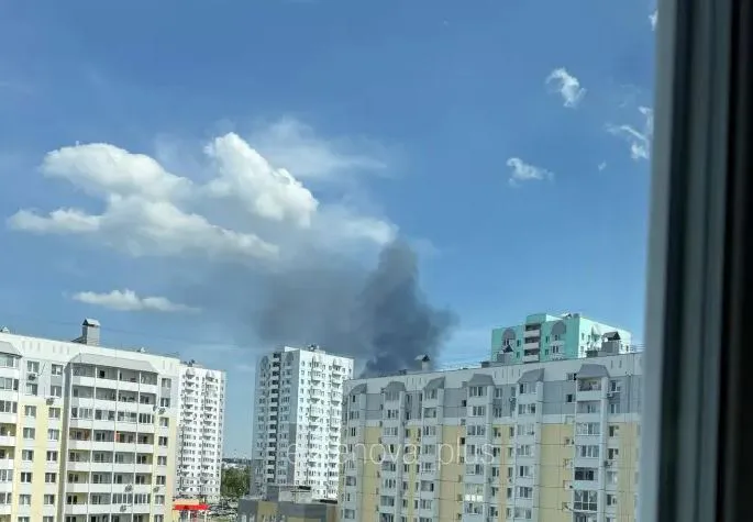 Дым после попадания по НПЗ в Тюмени
