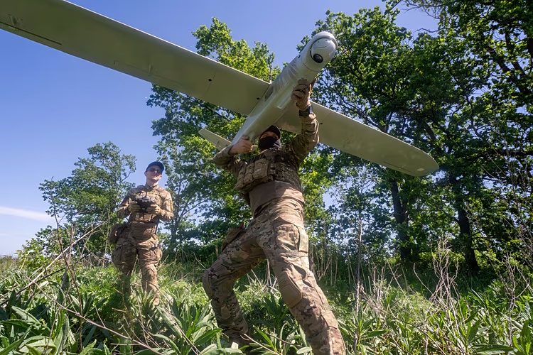 ФОТО АРХИВА. Украинские военнослужащие бригады «Хартия» запускают беспилотник по российским позициям на линии фронта в Харьковской области, Украина, среда, 20 мая 2026 года. Copyright 2026 The Associated Press. All rights reserved