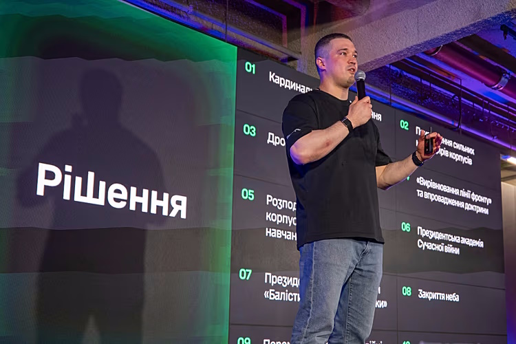 Уходящий в отставку министр обороны Украины Михаил Федоров выступает на брифинге для журналистов в Киеве, Украина, четверг, 16 июля 2026 года. Надпись слева гласит "Решения" AP Photo