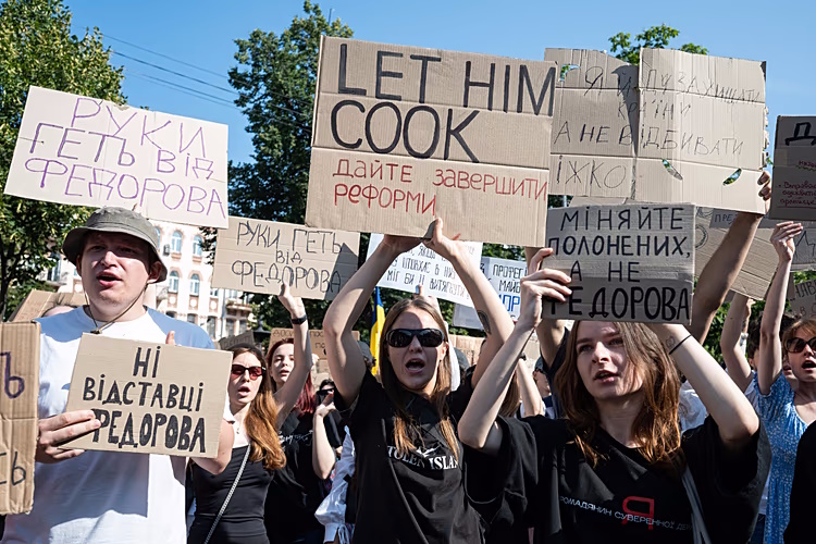Украинцы протестуют против решения Зеленского уволить министра обороны Михаила Федорова. Киев, Украина, 16 июля 2026 года. AP Photo