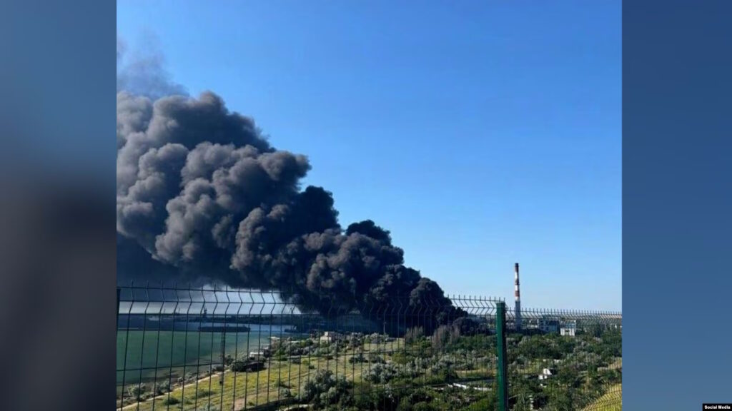 Пожар на нефтебазе в Керчи после удара украинскими дронами. Аннексированный Крым, 23 июня 2026 года