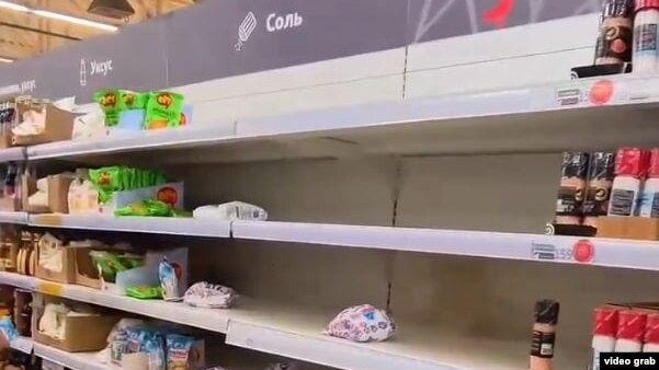 Полки с продуктами в супермаркете «Ашан», Симферополь, июнь 2026 года
